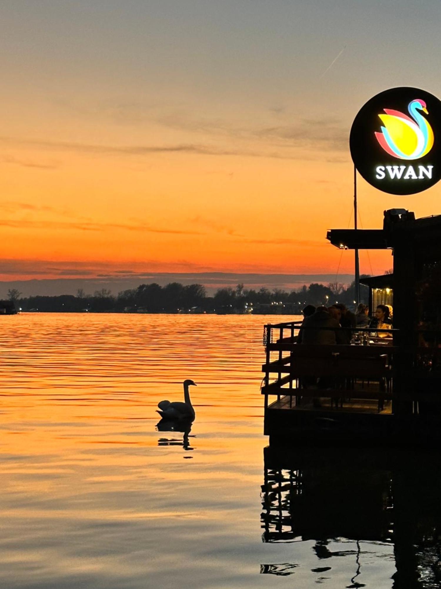 Swan Hotel Belgrade Exterior photo